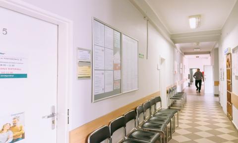 Od 38 do 76 tys. zł brutto. Ministerstwo Zdrowia ustala maksymalne pensje lekarzy