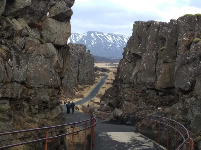 Islandia leży między Ameryką i Europą. Dosłownie. Na zdjęciu gratka dla geografów - miejsce spotkania płyty północnoamerykańskiej z euroazjatycką.