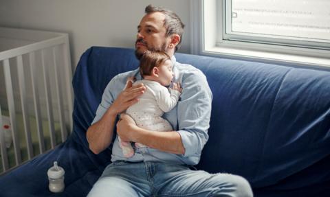 Niewielu ojców korzysta z urlopu rodzicielskiego. "Wpływ na to może mieć przede wszystkim wysokość świadczenia"