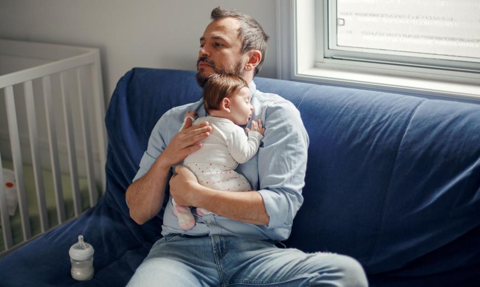 Niewielu ojców korzysta z urlopu rodzicielskiego. &quot;Wpływ na to może mieć przede wszystkim wysokość świadczenia&quot;