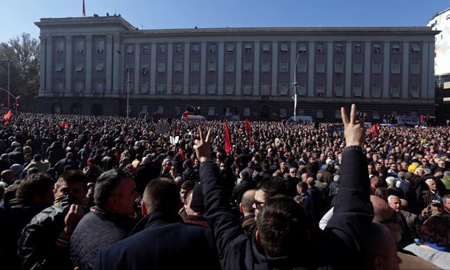 Protestujący w Tiranie, w Albanii, przed siedzibą rządu, gdzie urzęduje premier Edi Rama, oskarżany przez opozycję o korupcję.