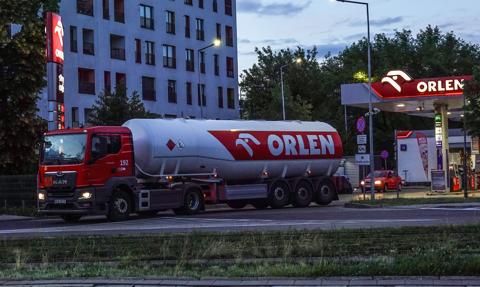 Bariera 6 tysięcy złotych pękła. Zobacz nowy cennik hurtowy Orlenu