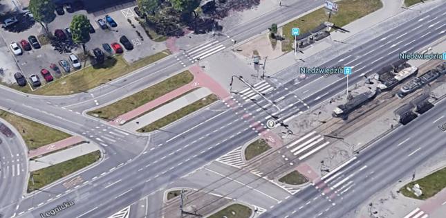 Wskaźnikiem zaznaczono miejsce potrącenia jadącego na hulajnodze przez samochód