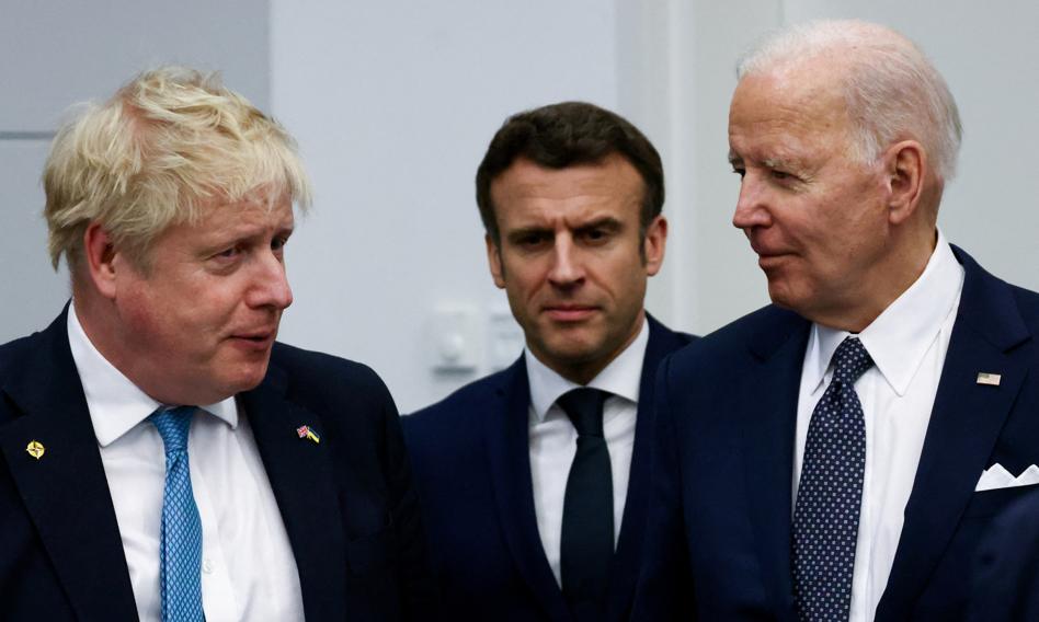 Johnson przestrzega Macrona przed pokusą negocjowania szybkiego rozwiązania sytuacji w Ukrainie