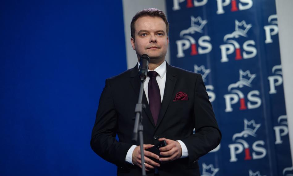 Rzecznik PiS: Decyzja o organizacji referendum w dniu wyborów motywowana jest kwestiami finansowymi