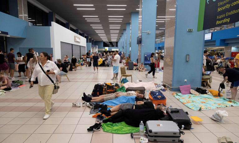 Poláci tábořili na letišti Rhodos 24 hodin.  Nevědí, kdy se vrátí