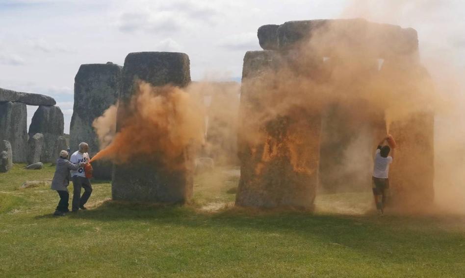 Aktywiści z Just Stop Oil spryskali farbą kamienny kręg Stonehenge