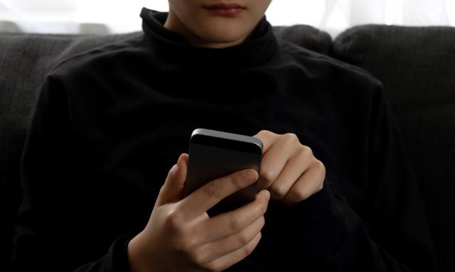 Zaczyna się od niewinnego flirtu, często kończy tragedią. To rosnąca gałąź przestępczego cyberbiznesu