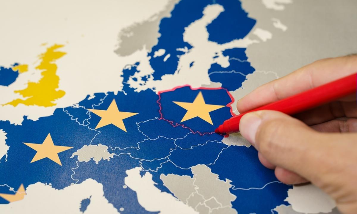 Prezes PiS zaryzykuje Polexit? To gospodarczy koszmar i powrót paszportów na granicach