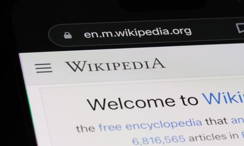 Wikipedia na celowniku. Sztuczna inteligencja karmiona rosyjską propagandą