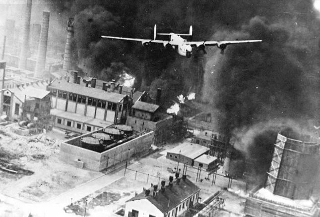 Podczas operacji Tidal Wave (sierpień 1943) Alianci zbombardowali rafinerię w Ploeszti. Ataki na niemiecki przemysł chamiczno-paliwowy były jednym z gwoździ do trumny III Rzeszy