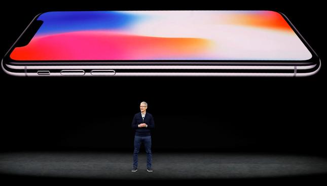 Tim Cook, prezes Apple, prezentuje nowego iPhone'a X.