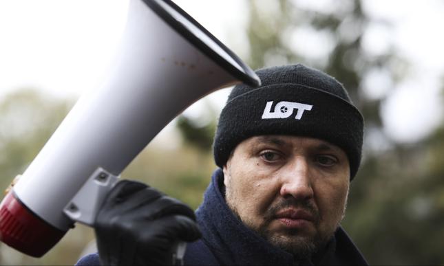 Związkowcy zarzucają PLL LOT łamanie praw pracowniczych