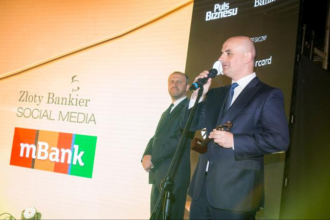 Cezary Kocik, wiceprezes zarządu ds. bankowości detalicznej mBanku odbiera statuetkę Złotego Bankiera w kategorii Social media