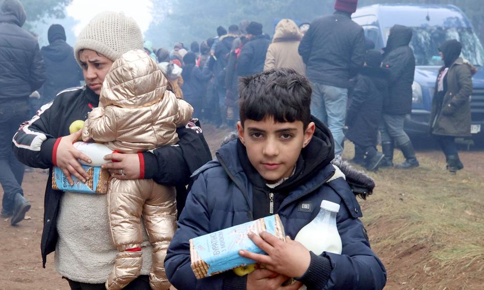 Ubrali i nakarmili błądzących po lesie imigrantów. Teraz ściga ich wymiar sprawiedliwości
