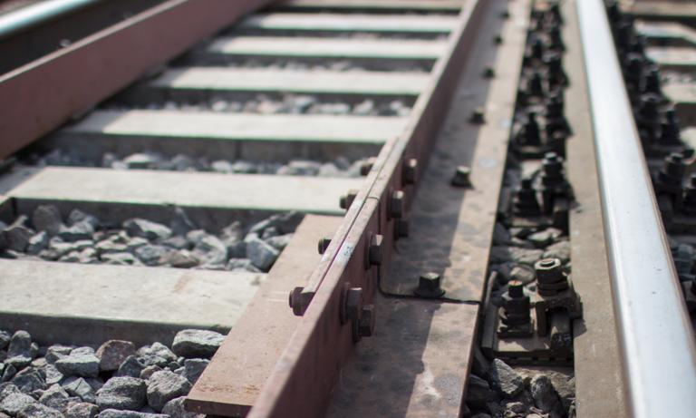 Brak ponad metra szyny na torach pod Łodzią. Eksperci badają sprawę