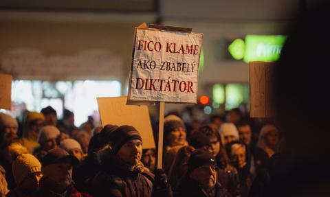 Słowacja wrze. Tysiące ludzi znów wyszło na ulice przeciwko rządowi Roberta Ficy