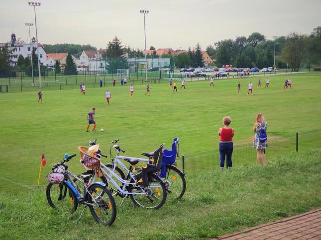 Dojechanie bez samochodu do mniejszych ośrodków bywa problematyczne. Czasem najlepszym przyjacielem groundhoppera okazuje się rower. Na zdjęciu rywalizacja Pogoni Miękinia z rezerwami Mechanika Brzezina