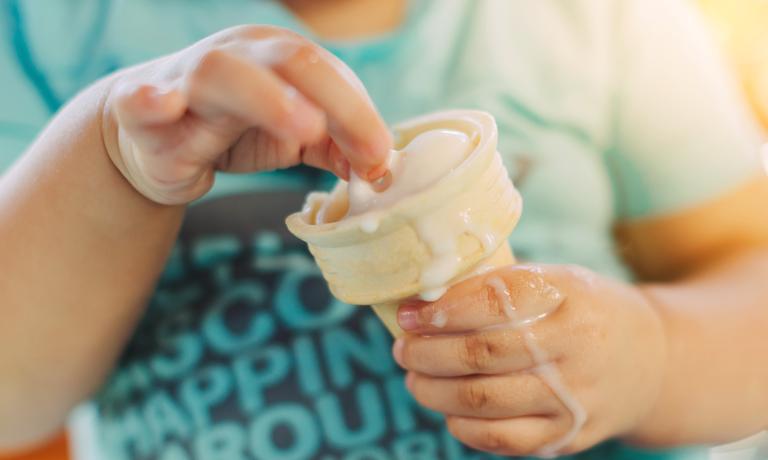 Deutschland will Fettleibigkeit bei Kindern bekämpfen.  Das Werbeverbot für Süßigkeiten und … Milchprodukte wird helfen