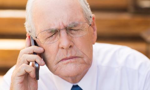 Podatność na oszustwo to objaw Alzheimera? Tak scamerzy wykorzystują manipulację i emocje