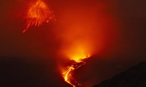 Sycylia odcięta od świata. Erupcja Etny zablokowała loty, ucierpią też turyści z Polski