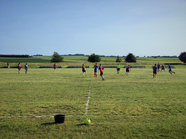Dojechanie do mniejszych ośrodków i zgranie tego z innymi meczami danego dnia czasem wymaga sporej ekwilibrystyki. Groundhopping to nie tylko jeżdżenie, ale i planowanie, które poprzedza każdy wyjazd. Na zdjęciu b-klasowe spotkanie Piasta Ruda z rezerwami Czarnych Rząśnia