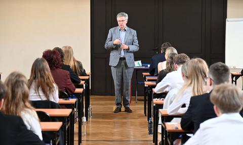 Nauczyciele bez pensji na wakacje. MEN tłumaczy zasady zatrudniania