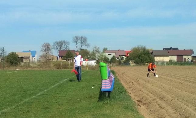 Niższe ligi - po części ze względu na stan murawy, po części ze względu na umiejscowienie wielu boisk między polami - nazywane bywają kartofliskami. Na zdjęciu piłka, która wpadła pomiędzy rajki podczas meczu B-klasowego (ósmy poziom rozgrywkowy) LZS-u Młynisko