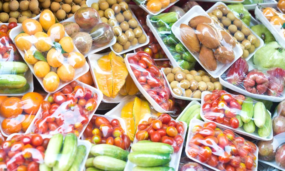 Chcemy być bardziej eko. Większość Polaków za zakazem pakowania owoców i warzyw w plastik