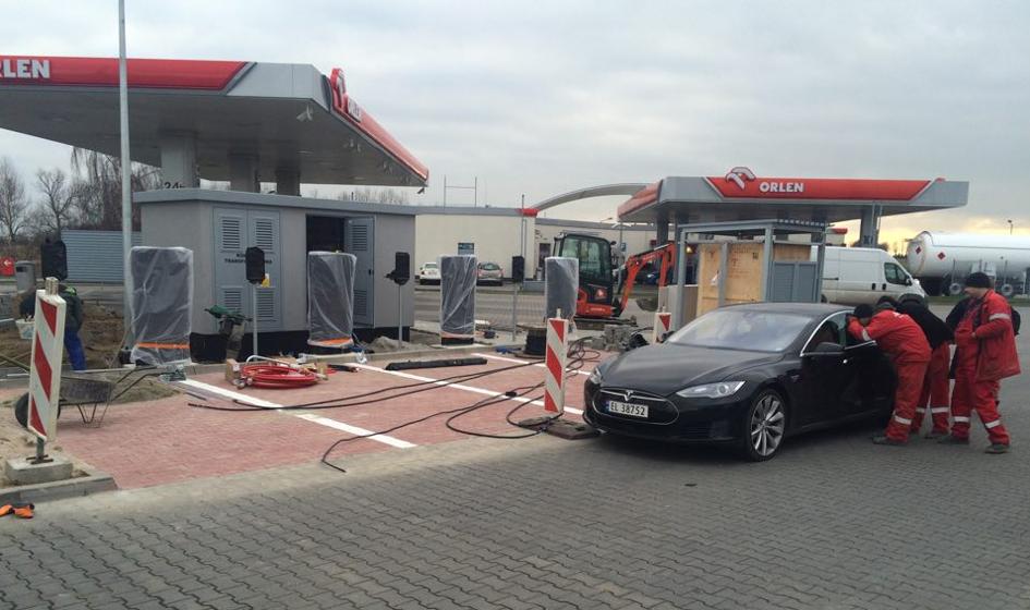 Pierwszy Supercharger na stacji Orlen już działa