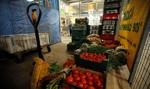 Na rynku w Broniszach duży ruch w handlu. Ceny warzyw niższe niż przed rokiem