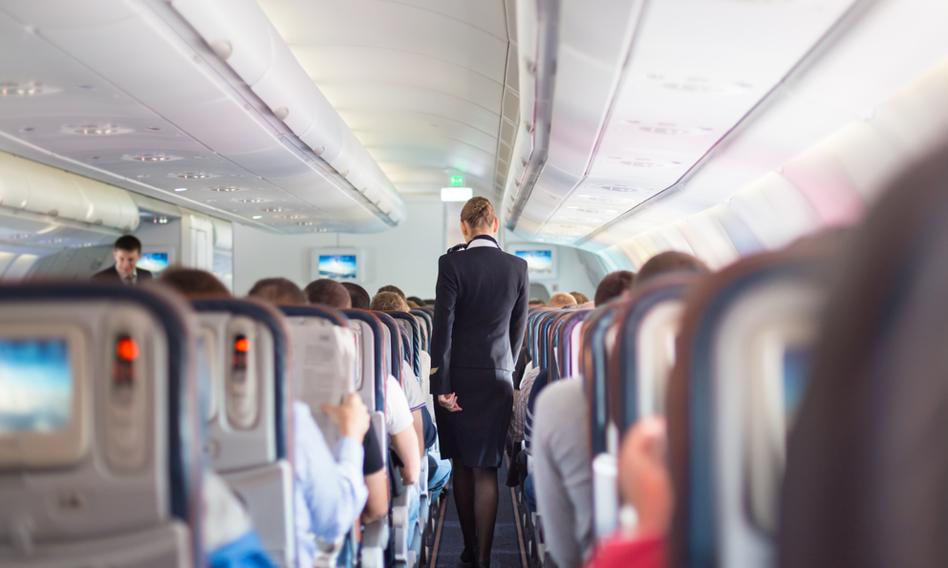 Media: w samolotach odlatujących z Włoch pozostanie wymóg noszenia maseczek