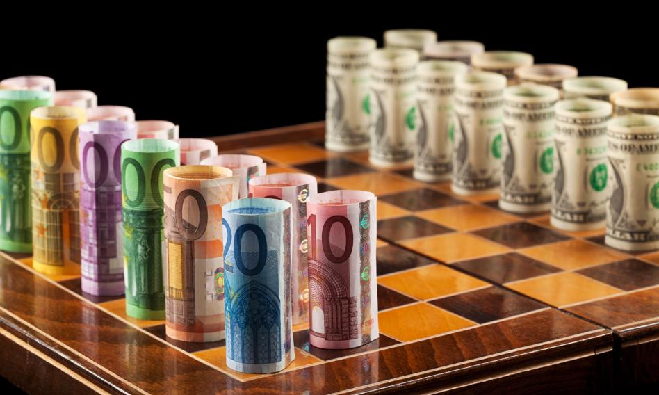 Ostra jazda na „eurodolarze”. Złoty tylko stoi i patrzy