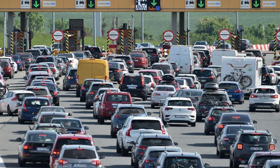 Budowa szybkich dróg w Polsce nabrała tempa, ale wakacyjnych korków nie ominiemy