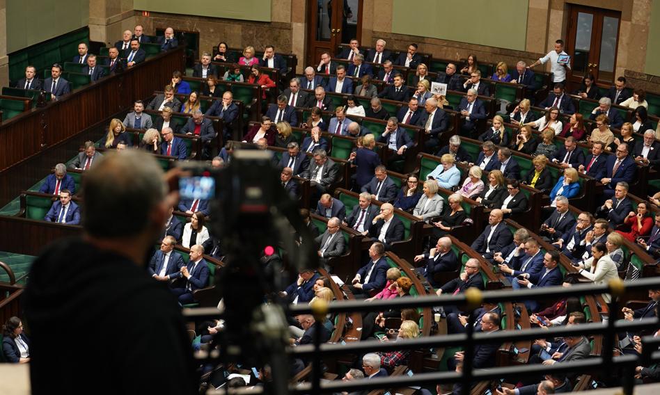PiS przegonił KO. Z Sejmu wypadłyby Polska2050 i PSL