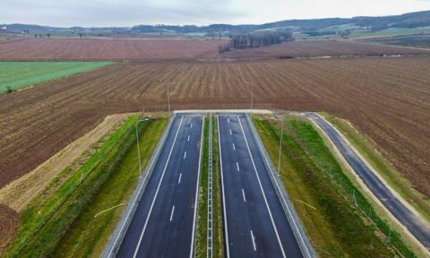 Droga S3 nie będzie kończyć się w polu. Czesi sfinansują autostradę D11 ze środków SAFE