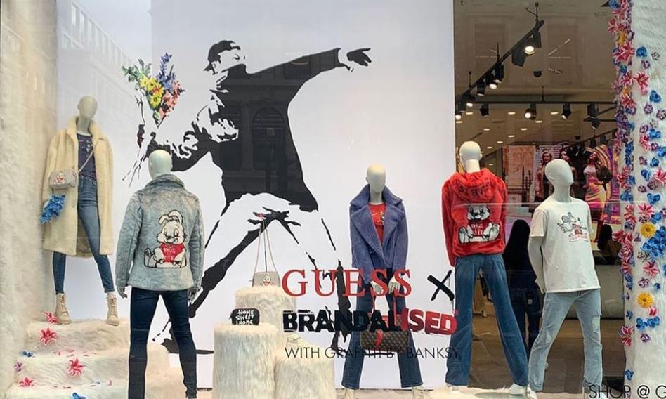 Banksy oskarża giganta odzieżowego o plagiat. I zaprasza tam złodziei...