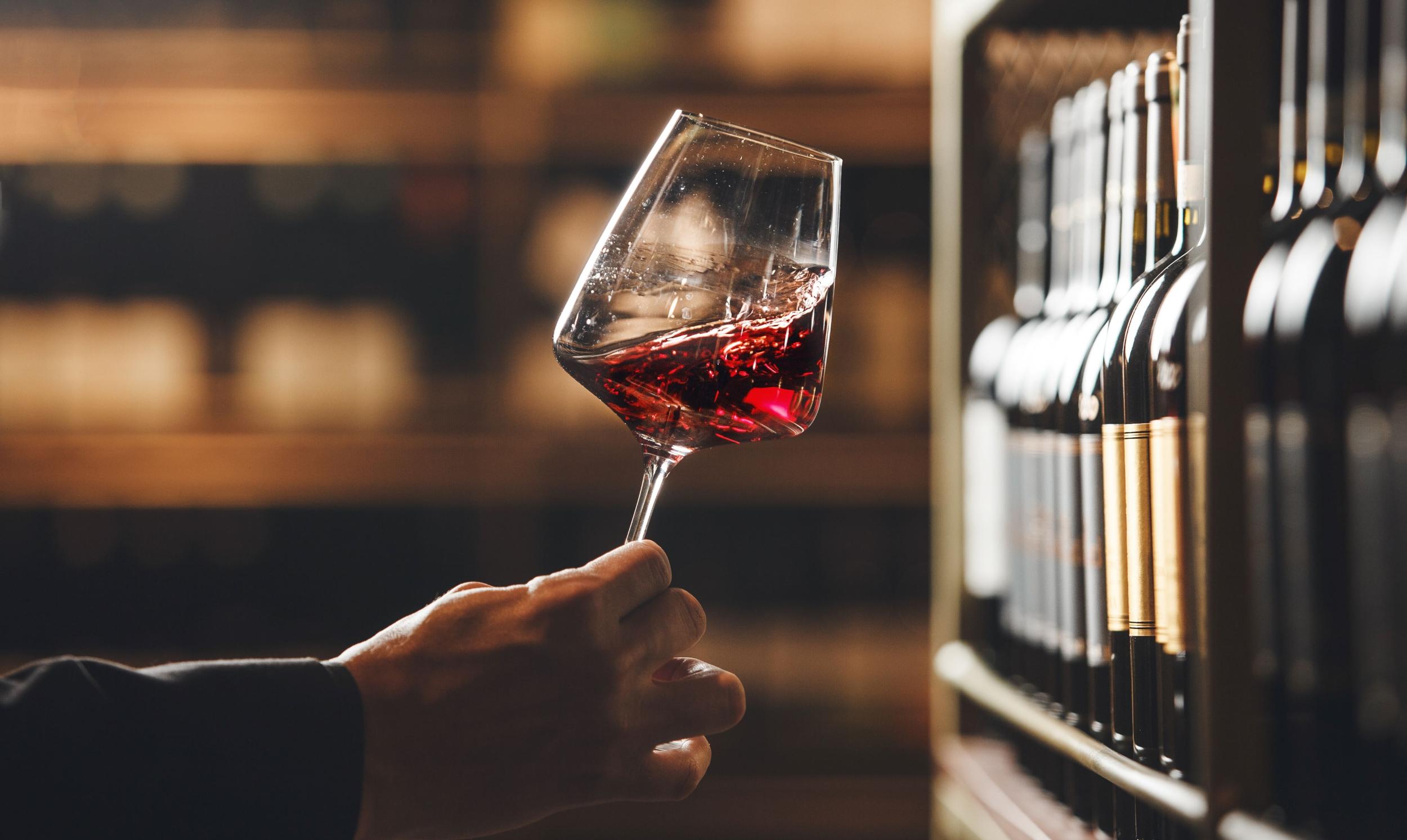 Polacy piją mniej, ale lepiej. Winiarze boją się zakazu sprzedaży alkoholu  przez internet - Bankier.pl