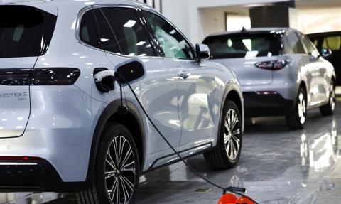 Eksport ratuje chińskiego giganta. Geely podwaja sprzedaż i wchodzi do Europy