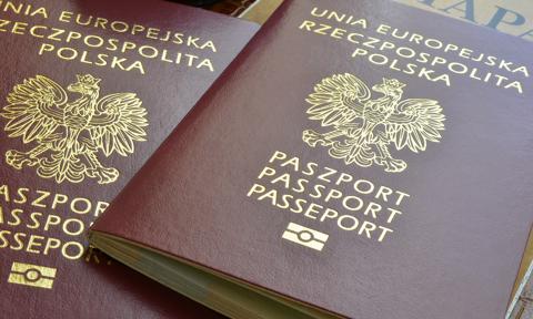 Najsilniejsze paszporty świata. Singapur liderem, jak wypada Polska?