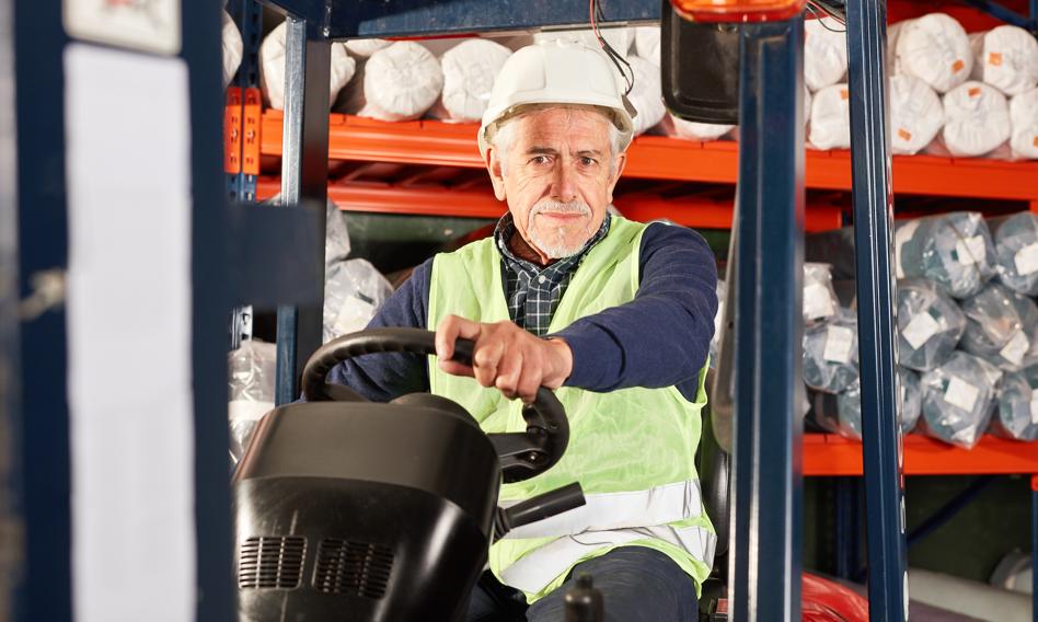 Co dziesiąty emeryt dorabia. W niektórych branżach zarobki zaskakują