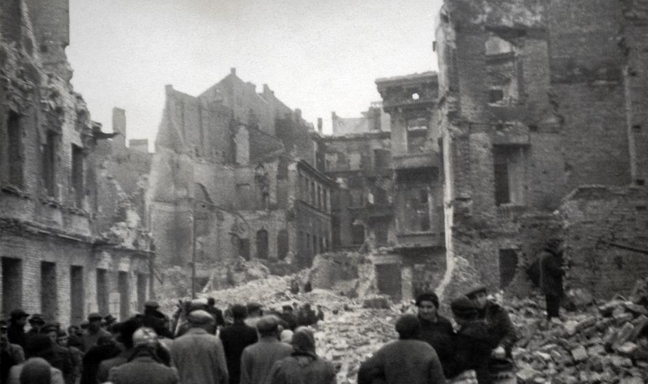 Urzędnicy stołecznego ratusza szukają niemieckojęzycznej wersji raportu o zniszczeniu Warszawy