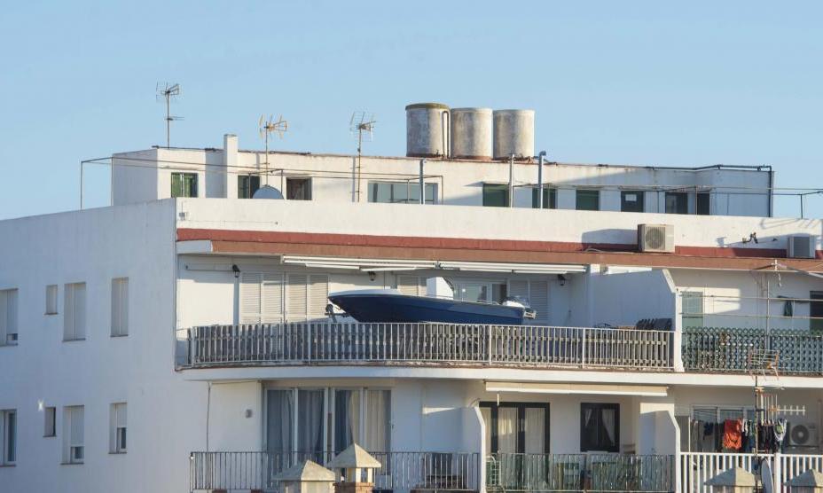 Pomysł na drożyznę po hiszpańsku. Wciągnął łódź na balkon mieszkania, aby nie płacić za cumowanie w porcie