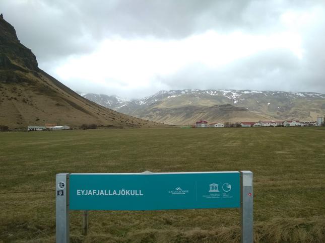 Islandzki to trudny język, choć na szczęście łatwo się tu dogadać po angielsku, czy trafić na Polaka. Na zdjęciu wulkan, którego erupcja zatrzymała europejski ruch lotniczy w kwietniu 2010 roku. To zresztą kolejne ryzyko związane z boomem turystycznym, kolejna duża erupcja może bowiem negatywnie odbić się na branży