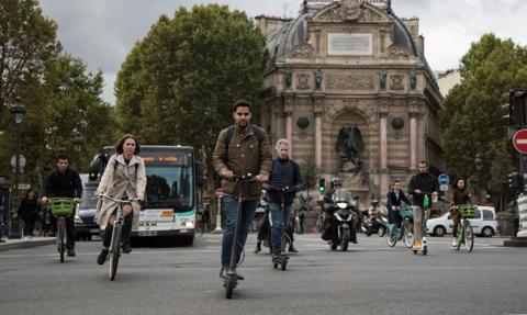 "Niezwykle dzieląca kwestia". Mieszkańcy Paryża zdecydują o losie e-hulajnóg w referendum