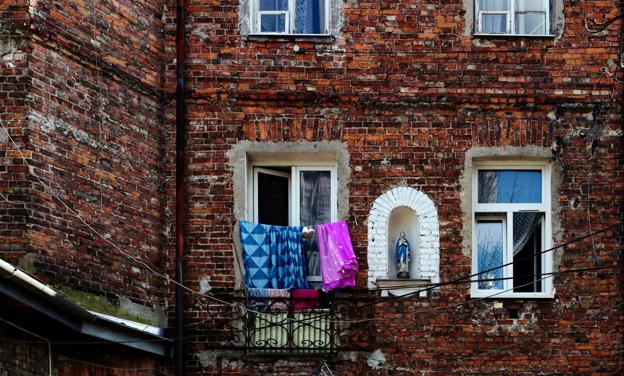 Sprzedam apartament 38 metrów w wielkiej płycie. Ale czy na pewno? Sprawdzamy, kiedy mieszkanie "zasługuje" na miano apartamentu