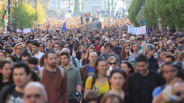 Węgry: tysiące osób w Budapeszcie na wiecu poparcia dla uczelni Sorosa