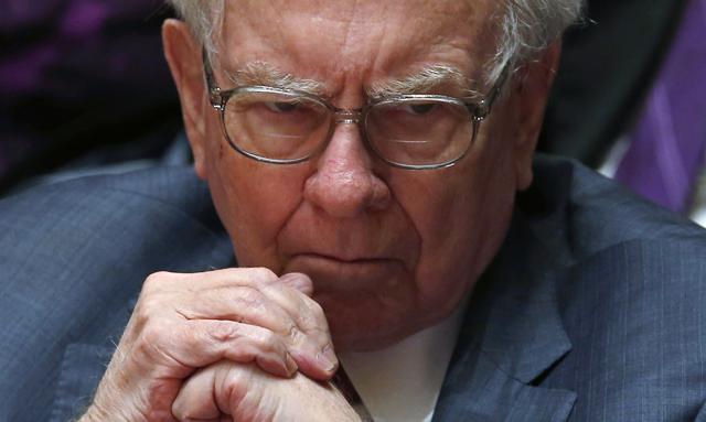 Warren Buffett nie kupował na przecenie. Góra gotówki Berkshire Hathaway rośnie, ale akcje spadają