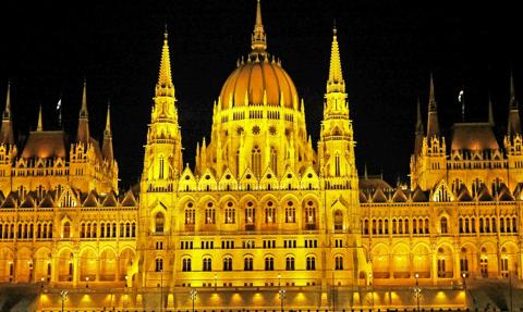 Parlament przyjął poprawkę do konstytucji w celu usunięcia prezydenta