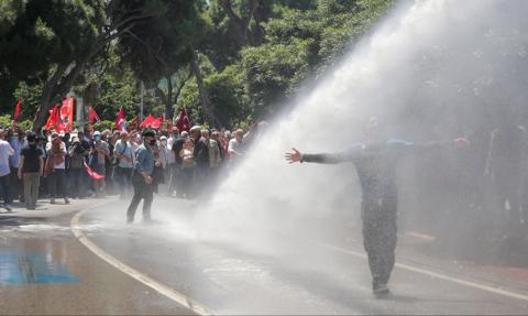 Kryzys polityczny w Turcji. Policja użyła armatek wodnych przeciwko opozycji